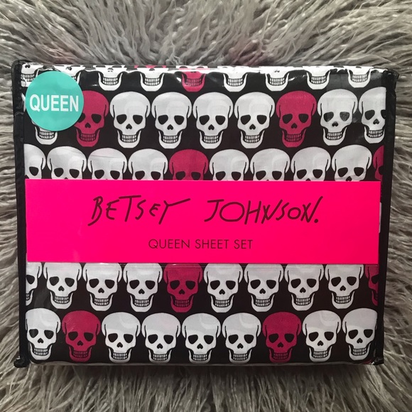 Betsey Johnson Pink & White Skulls Queen Sheet Set - Picture 5 of 13